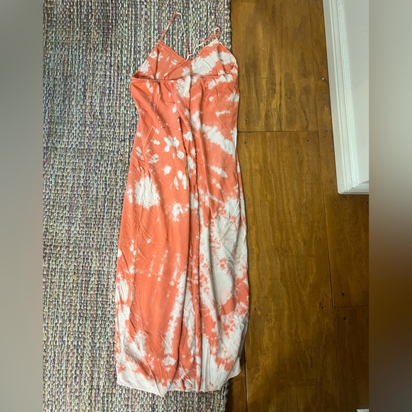 Old Navy Women’s Coral and White Tie-Dye Flowy Maxi Dress - Picture 4 of 5